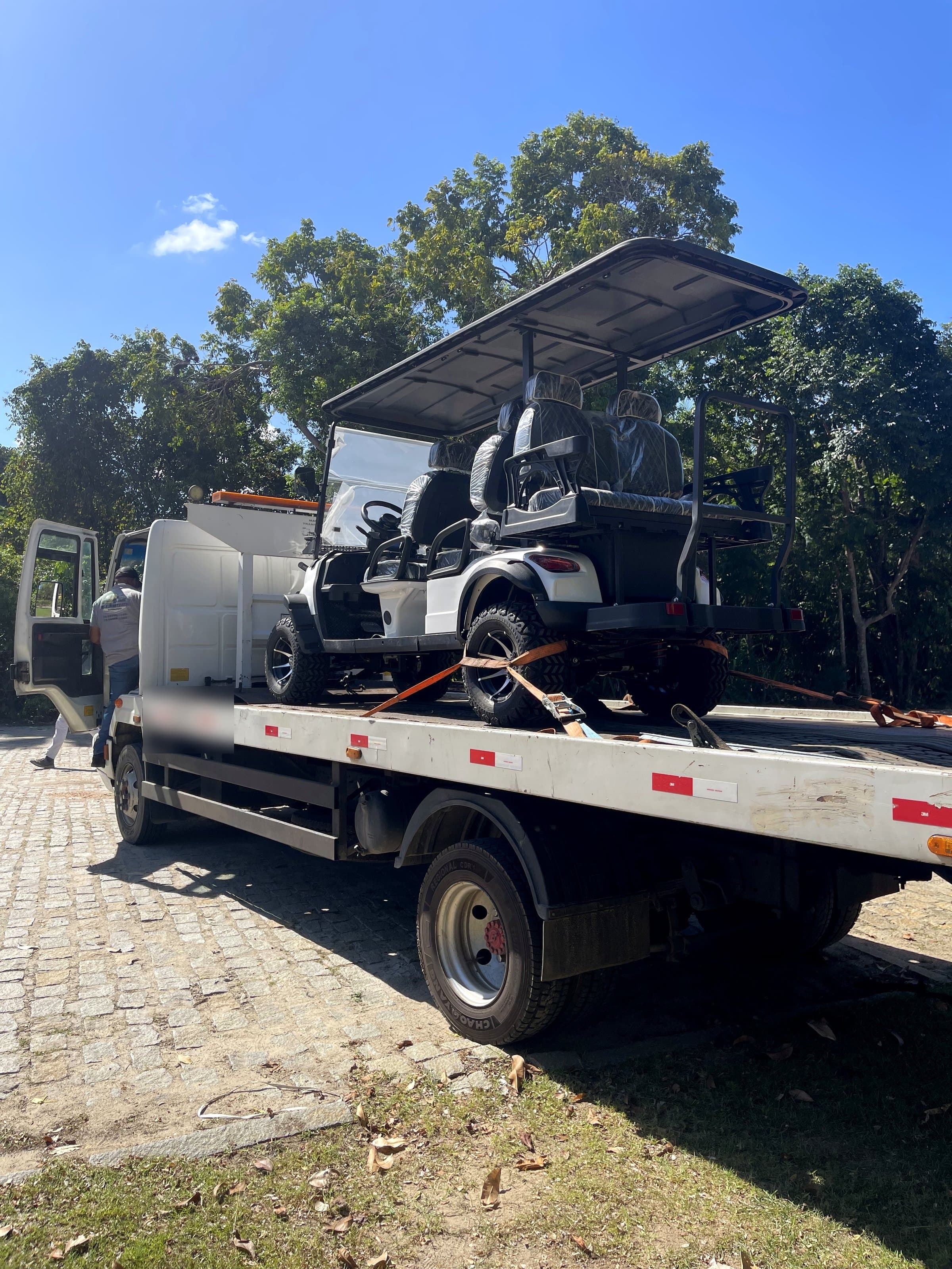 Entrega de golf car GCB por caminhão